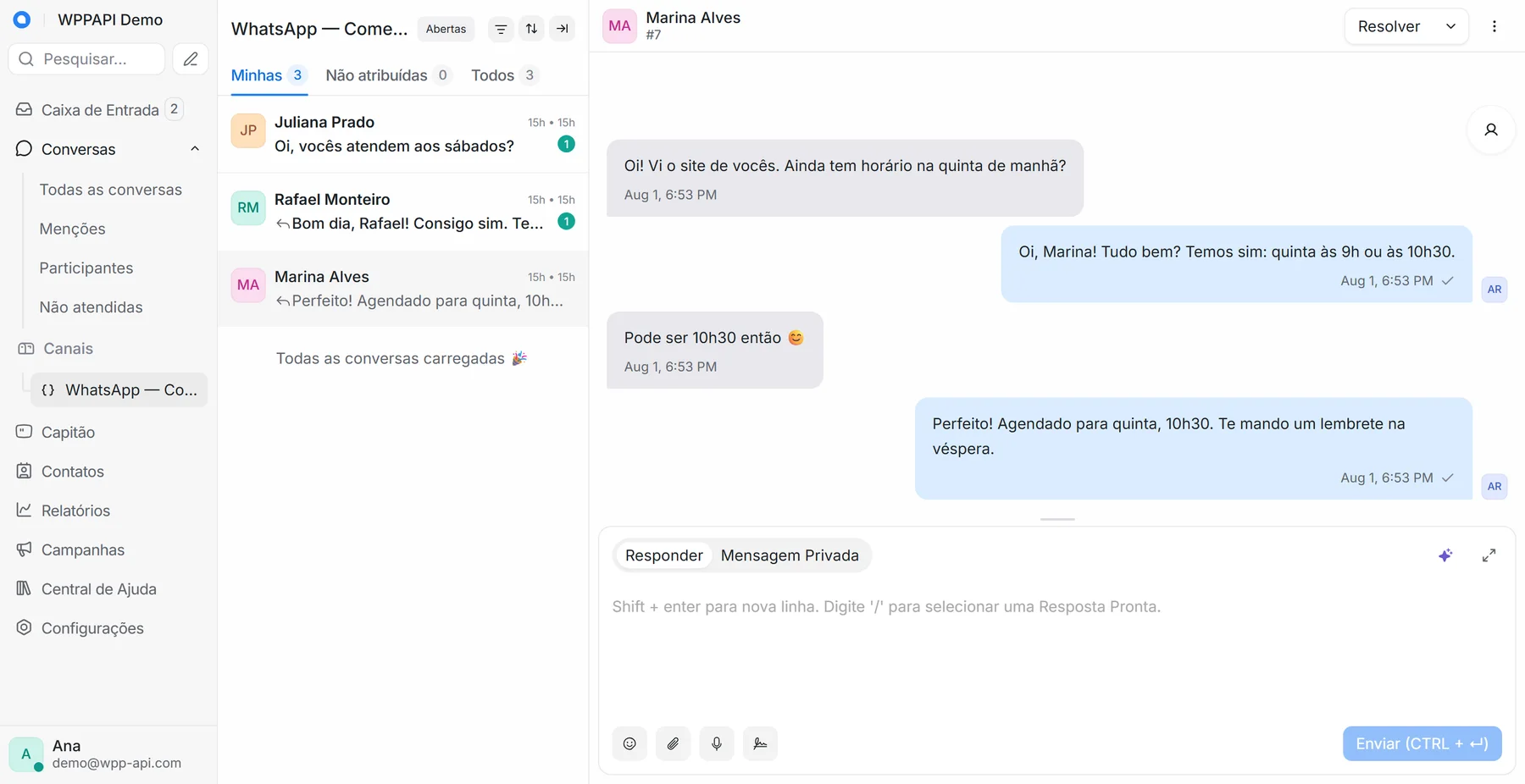 Inbox do Chatwoot com uma conversa de WhatsApp: mensagens do cliente à esquerda e as respostas da atendente à direita, entregues no WhatsApp.